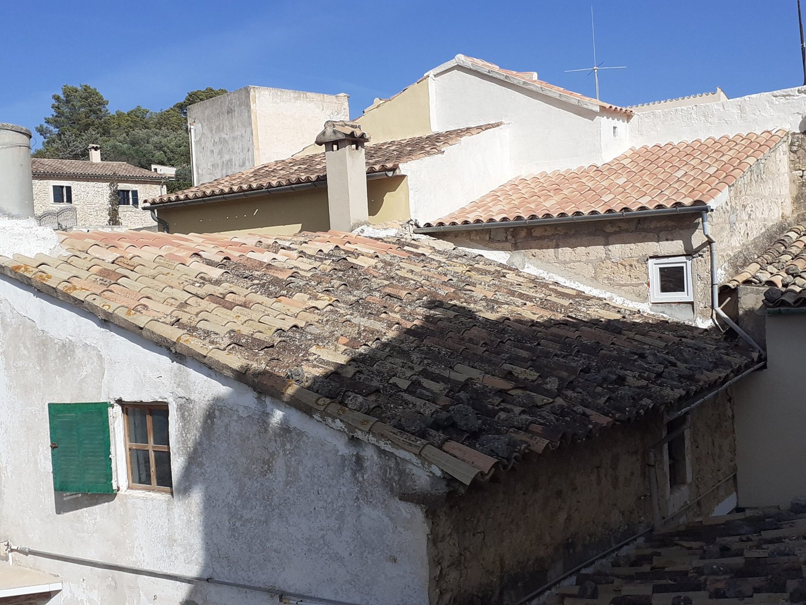 Reparación y aislamiento de cubiertas de teja en Mallorca
